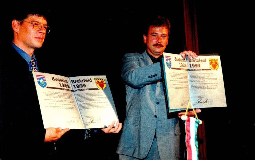 A testvérvárosi okmányok aláírása a 10 éves évfordulón 1999